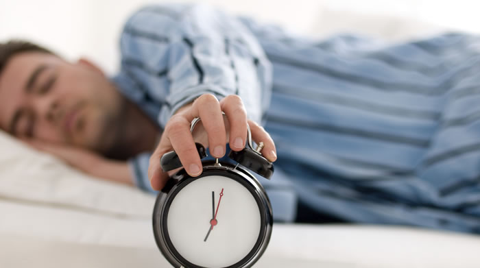 Dormir menos de seis ou mais de dez horas aumenta a chance de desenvolver doenças crônicas Dormir menos de seis ou mais de dez horas aumenta a chance de desenvolver doenças crônicas